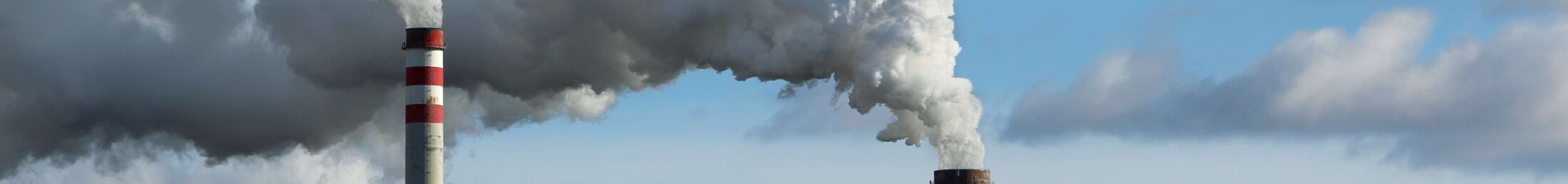 Industrieschornsteine mit Dampf